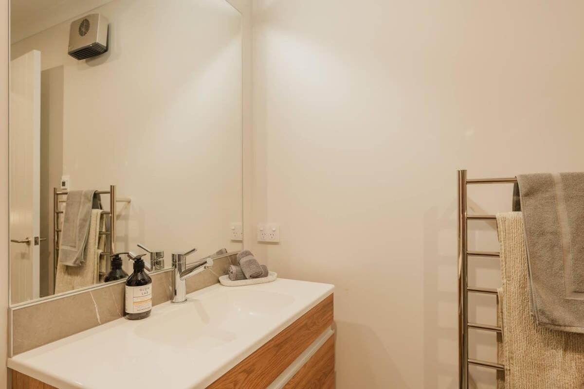 Elegant 3Br Home On Mustang Avenue ไครสต์เชิร์ช ภายนอก รูปภาพ